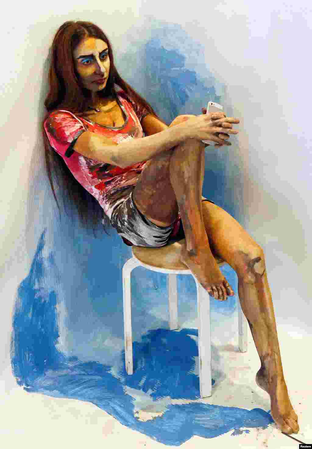 តារា​ម៉ូដែល Inna Magomedova បង្ហាញ​ស្នាដៃ​សិល្បៈ​ &laquo;The Alive Painting&raquo; របស់​សិល្បៈករ​ជនជាតិ​រុស្ស៊ី​នាង Maria Gasanova អំឡុងពេល​ពិធី​បុណ្យ​សិល្បៈ​ប្រចាំ​ឆ្នាំ Art Krasnoyarsk ក្នុង​ក្រុង Krasnoyarsk ប្រទេស​រុស្ស៊ី។&nbsp;