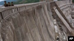 Bendungan pembangkit listrik Huichon No. 2 di Sungai Chongchon di Huichon, Korea Utara. (Foto: dok/AP Photo/David Guttenfelder)