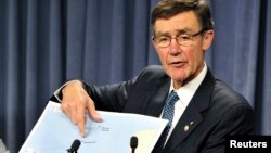 앵거스 휴스턴 호주 합동수색조정센터 소장이 말레이 실종기 블랙박스로 추정되는 주파수를 감지했다고 7일 발표하고 있다.