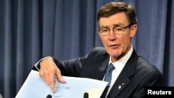 澳大利亚搜寻协调组负责人、退役空军上将安格斯•休斯顿在珀斯举行的新闻发布会上指向一张地图。（2014年4月7日）