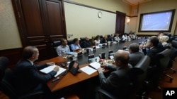 터키에서 반정부 시위가 계속되는 가운데 레제프 타이이프 에르도안 총리(왼쪽)가 수도 앙카라의 정의개발당 사무실에서 시위대 대표들과 만났다.