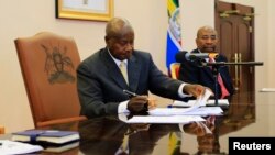 Presiden Uganda Yoweri Museveni menandatangani UU Anti-Gay yang berisi hukuman berat untuk kaum homoseksual (24/2/2014). Namun UU tersebut dibatalkan karena dianggap salah prosedur. 