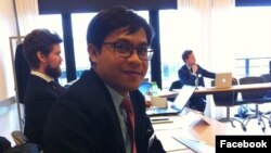 លោក សម សេរី ប្រធាន​ចលនា​រណសិរ្ស​រំដោះ​ជាតិ​ខ្មែរ។ (រូបដកស្រង់ពីទំព័រហ្វេសប៊ុក Sam Serey)