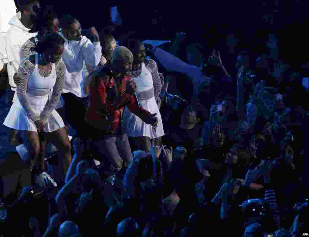 Le chanteur Pharrell Williams, chante à la mi-temps du All-Star game de la NBA, le 18 février 2018, à Los Angeles.