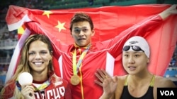 中国游泳运动员孙杨挥动中国国旗。（资料照片）