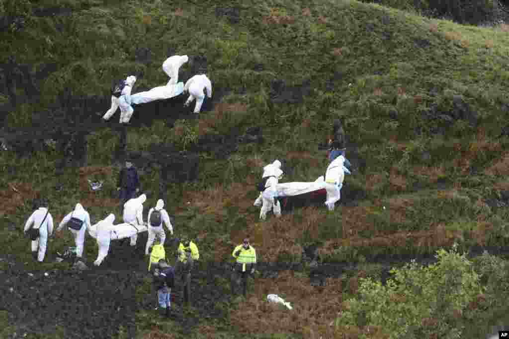 Rescue workers carry the bodies of victims of an airplane that crashed in La Union, a mountainous area outside Medellin, Colombia, Nov. 29, 2016. The plane carrying the Brazilian first division soccer club Chapecoense team was on it&#39;s way for a Copa Sudamericana final match against Colombia&#39;s Atletico Nacional when it crashed.