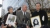 이즈카 시게오 납북피해자 가족회 회장(오른쪽)과 피해 가족들. 2009년 일본 도쿄에서 가진 기자회견. (자료사진)