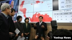 정진엽 한국 보건복지부장관(가운데)이 4일 청주시 질병관리본부내 긴급상황센터를 방문, 지카 바이러스 대응태세를 점검하고 있다. 