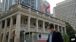 资料照：一名男子走过香港终审法院