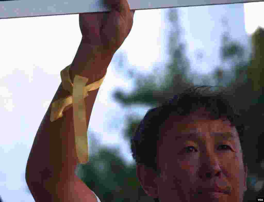 系在手臂上的黄丝带（美国之音国符拍摄）