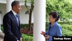 박근혜 대통령(오른쪽)과 바락 오바마 미국 대통령이 7일 백악관 정상회담을 마친뒤 백악관 경내에서 산책을 하며 담화하고 있다.