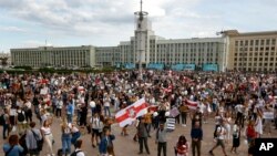 معترضان برای چندمین روز پیاپی در میدان استقلال شهر مینسک پایتخت بلاروس تجمع کردند. 
