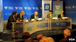 16일 워싱턴의 민간단체인 우드로윌슨 센터가 개최한 간담회 참석자들. 왼쪽부터 제임스 퍼슨 우드로윌슨센터 한국역사·공공정책 센터소장, 김성환 전 한국외교통상부 장관, J. 스탭리톤 로이 연구원, 이충면 한국 외교부 심의관, 로버트 리트웍 소장.