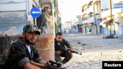 5일 자유시리아군이 쿠세어 마을을 순찰하고 있다