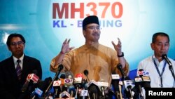 Menteri Transportasi Malaysia, Hishammuddin Hussein berbicara dalam konferensi pers mengenai pesawat Malaysia Airlines MH370 di Bandara Internasional Kuala Lumpur (14/3).