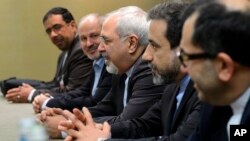 伊朗外长扎里夫（中）11月22号在日内瓦参加伊朗核谈判。