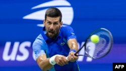 Novak Đoković u akciji na stadionu Bili Džin King u Njujorku (Foto: AFP/Corey SIPKIipkin)
