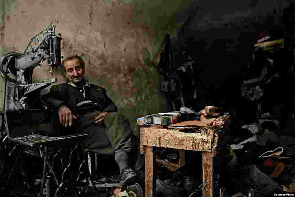 Peringkat kelima diraih Hisham Sarsour dari Palestina lewat fotonya &quot;The Shoe Maker&quot; yang menggambarkan kegigihan mansusia, dalam hal ini tukang sepatu di wilayah Hebron yang berkonflik.