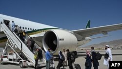 د سول ايويېشن اتهارټي په اعلامیه کې ویل شوي چې د پاکستان څخه بهر هېوادونو ته د تلونکو او راتلونکو مسافرو لپاره د بورډنګ پاس اجرا د کسټمز ډیکلريشن سره تړل شوې ده او په پاکستاني هوايي اډو باندې د بهر ملکونو څخه راتلونکې مسافر به هم کسټمز ډیکليرېش فارم ډکوي