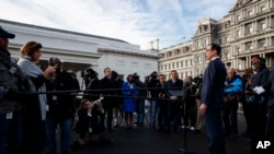 美国财政部长姆努钦（Steve Mnuchin）2018年12月3日在白宫对记者谈论对华贸易谈判。