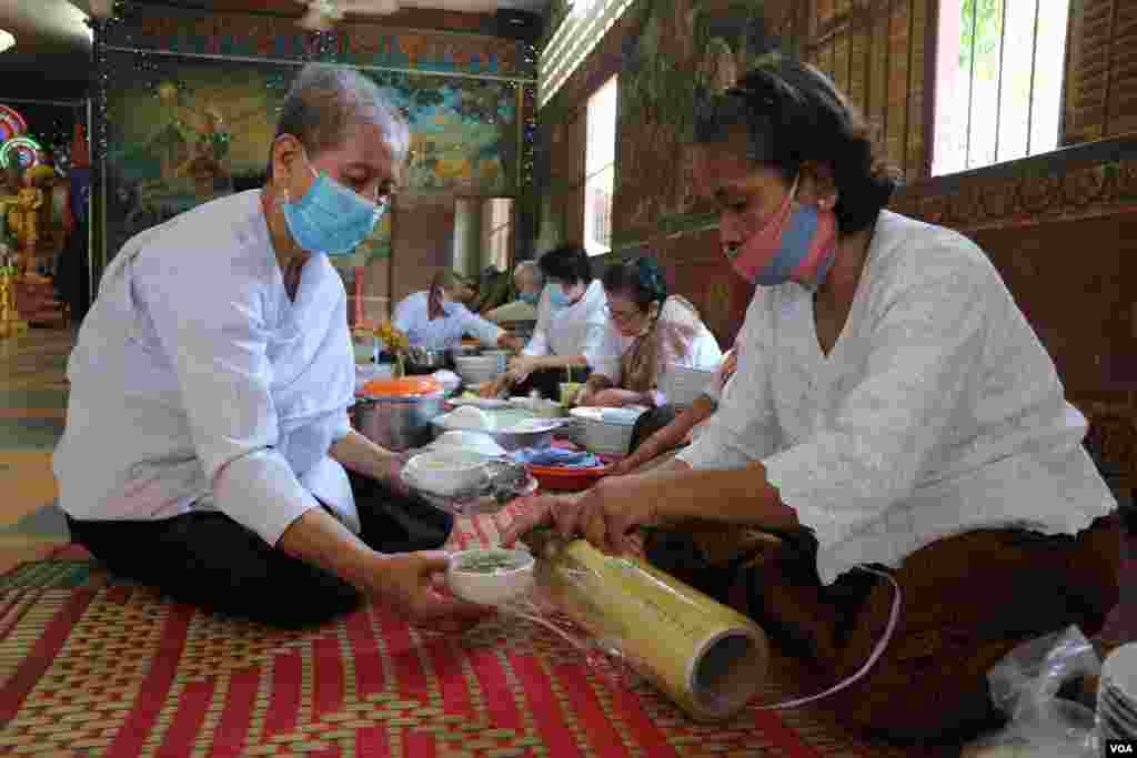 ស្រ្តី​វ័យចំណាស់​កំពុង​នាំ​គ្នា​​រៀប​ចំ​ចង្ហាន់​សម្រាប់​​ព្រះ​សង្ឃ​​ក្នុង​វត្ត​និរោធ​រង្សី រាជធានី​ភ្នំពេញ ក្នុង​អំឡុង​​ពេល​​ប្រារព្ធ​ពិធី​បុណ្យ​ចូល​ឆ្នាំ​ខ្មែរ​ថ្ងៃទី​២ នៅ​ថ្ងៃ​ទី​១៤ ខែមេសា ឆ្នាំ​២០២០។ (កាន់ វិច្ឆិកា/VOA)​​