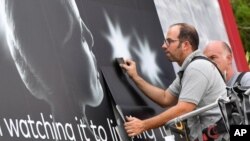 پوسترهای جشنواره در جزیره لیدو بالا می‌رود