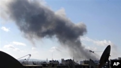 12일 화염에 휩싸인 시리아 알레포 시.