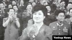 일본 마이니치신문은 지난해 6월 베이징발 기사에서 고영희(2004년 6월 사망)가 아들인 김정은 국방위원회 제1위원장, 남편인 김정일 국방위원장 등과 활동하는 모습을 담은 내부 영상 자료를 입수했다며 사진과 함께 보도했다.