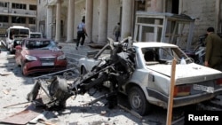 30일 시리아 다마스쿠스 마르제 지구에서 발생한 폭탄 테러로 파손된 차량.