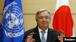 Le Secrétaire général des Nations Unies Antonio Guterres lors d'une conférence de presse conjointe avec le Premier ministre japonais Shinzo à Tokyo, au Japon, le 14 décembre 2017. REUTERS / Toru Hanai