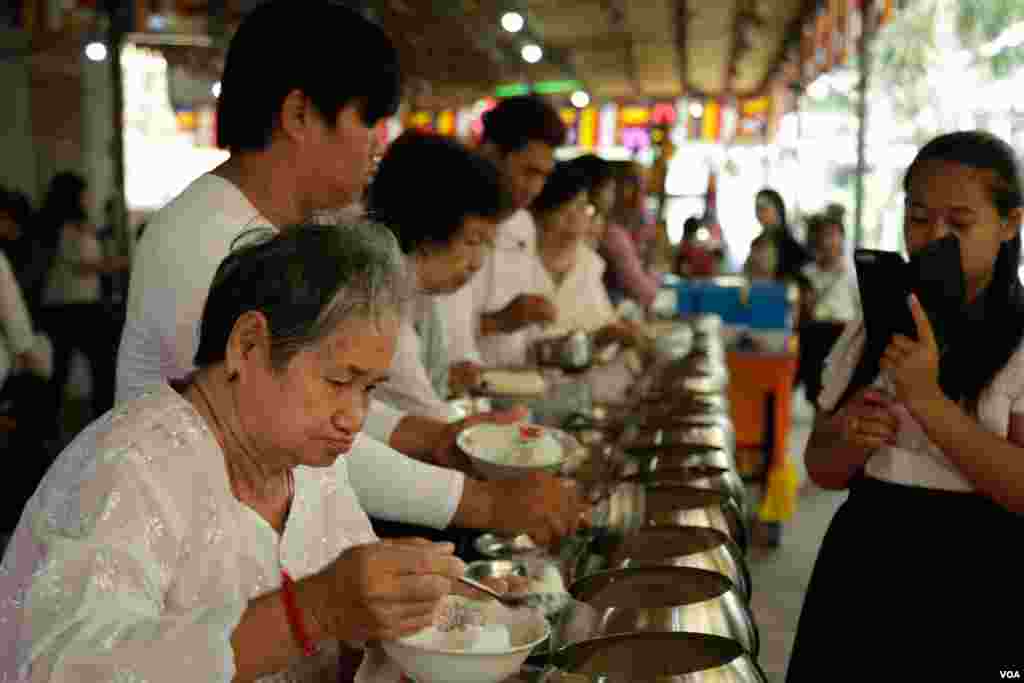 ពុទ្ធ​បរិស័ទ​កំពុង​​រាប់បាត្រ​​នៅ​ក្នុង​វត្ត​មួយ​កណ្តាល​រាជធានី​ភ្នំពេញ​កាលពី​ព្រឹក​ថ្ងៃសៅរ៍​ ទី​១៦ ខែ កញ្ញា​​ ឆ្នាំ២០១៧។​ (ទុំ ម្លិះ/VOA)