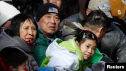 在纽约中国城观看春节游行的华人（2013年2月17日）