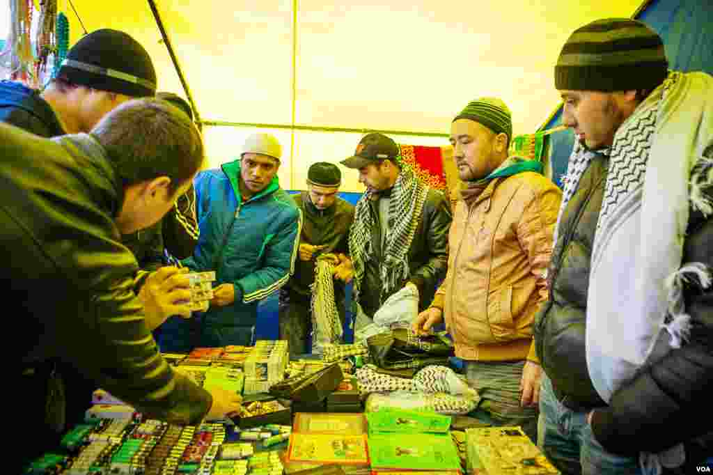 عمران خان نے کہا کہ وہ اپنی احتجاجی تحریک میں اب ملک کے مختلف شہروں کو باری باری بند کریں گے اور 16 دسمبر کو پورے پاکستان کو بند کر دیں گے۔