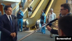 تصویر گرفته شده از کانال سازمان ملل سفیر اسرائيل، دنی دانون (چپ) را در گفت‌وگو با خبرنگار صدای آمریکا، مایکل لیپین، نشان می‌دهد.