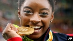 美国体操选手西蒙·拜尔斯赢得女子体操个人全能冠军