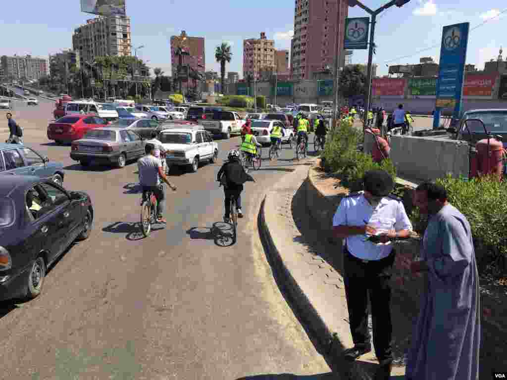 In Maadi, a wealthy Cairo suburb, bicyclists organize a weekly Friday ride, hoping the growing popularity of the support may help to reduce Cairo’s notorious traffic and pollution. 27 May 2016, Cairo. (Photo: Hamada Elrasam for VOA)