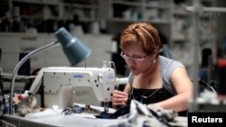 工人在洛杉矶缝衣服
