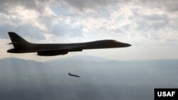 미 공군 B-1 전략폭격기에서 재즘(JASSM) 장거리 공대지 미사일을 발사하고 있다. (미 공군 제공 자료사진) 