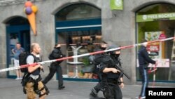 Polisi wa Ujerumani wakielekea eneo la tukio katika mji wa Wuerzburg