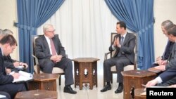 Presiden Suriah Bashar al-Assad (kanan) dalam pertemuan dengan Wakil Menteri Luar Negeri Rusia Sergei Ryabkov di Damaskus (18/9). 