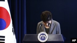 Rais wa Korea Kusini Park Geun-hye ainama kwa heshima alipokuwa akilihutubia taifa mjini Seoul, Nov. 29, 2016.