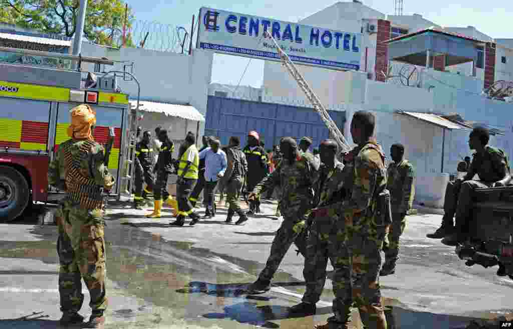 Des forces de sécurité somaliennes, les ambulanciers et les pompiers apperçus en dehors de l&#39;Hôtel Central, à proximité du palais présidentiel à Mogadiscio, le 20 février 2015.
