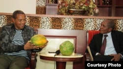 Rais mstaafu wa Tanzania Jakaya Kikwete akionyeshwa mapapai yaliolimwa kitaa,lam na Adam Ngamange mwanzilishi wa mtandao wa kijani kibichi Tanzania nyumbani kwake Msoga mkoani Pwani.