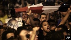 Kalangan muda Mesir yang kecewa dengan hasil pilpres putaran pertama kembali unjuk rasa di Lapangan Tahrir, Kairo (28/5).