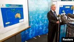 澳大利亚海事安全机构紧急回应处负责人约翰•扬回答记者提问。