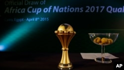 Le trophée de la Coupe d'Afrique des Nations (CAN) est exposée lors de l'élection du Gabon pour accueillir l’édition 2017 de la CAN, au Caire, Egypte, 8 avril 2015. 