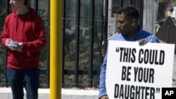 抗议者站在南非议会大厦前反对人口走私活动（2011年9月21号资料照）