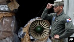 Seorang polisi tengah berjaga di depan kontainer berisi mesin pesawat tempur buatan Rusia yang disita dari kapal berbendera Korea Utara 'Chong Chon Gang' di terminal peti kemas Colon, Panama, 30 Juli 2013 (Foto: dok). 