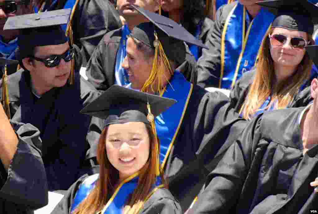 2014年应届毕业生笑逐颜开（美国之音国符拍摄）