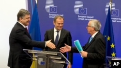 Петр Порошенко, Дональд Туск и президент Европейской Комиссии Жан-Клод Юнкер